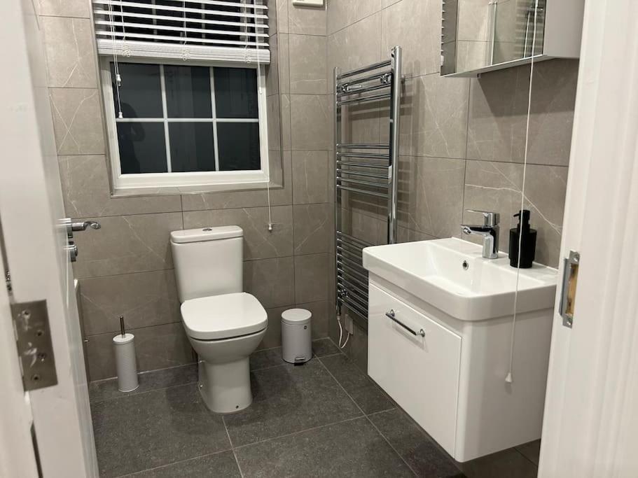 Апартаменты 1 Bed High Quality Modern Flat Эджвар Экстерьер фото